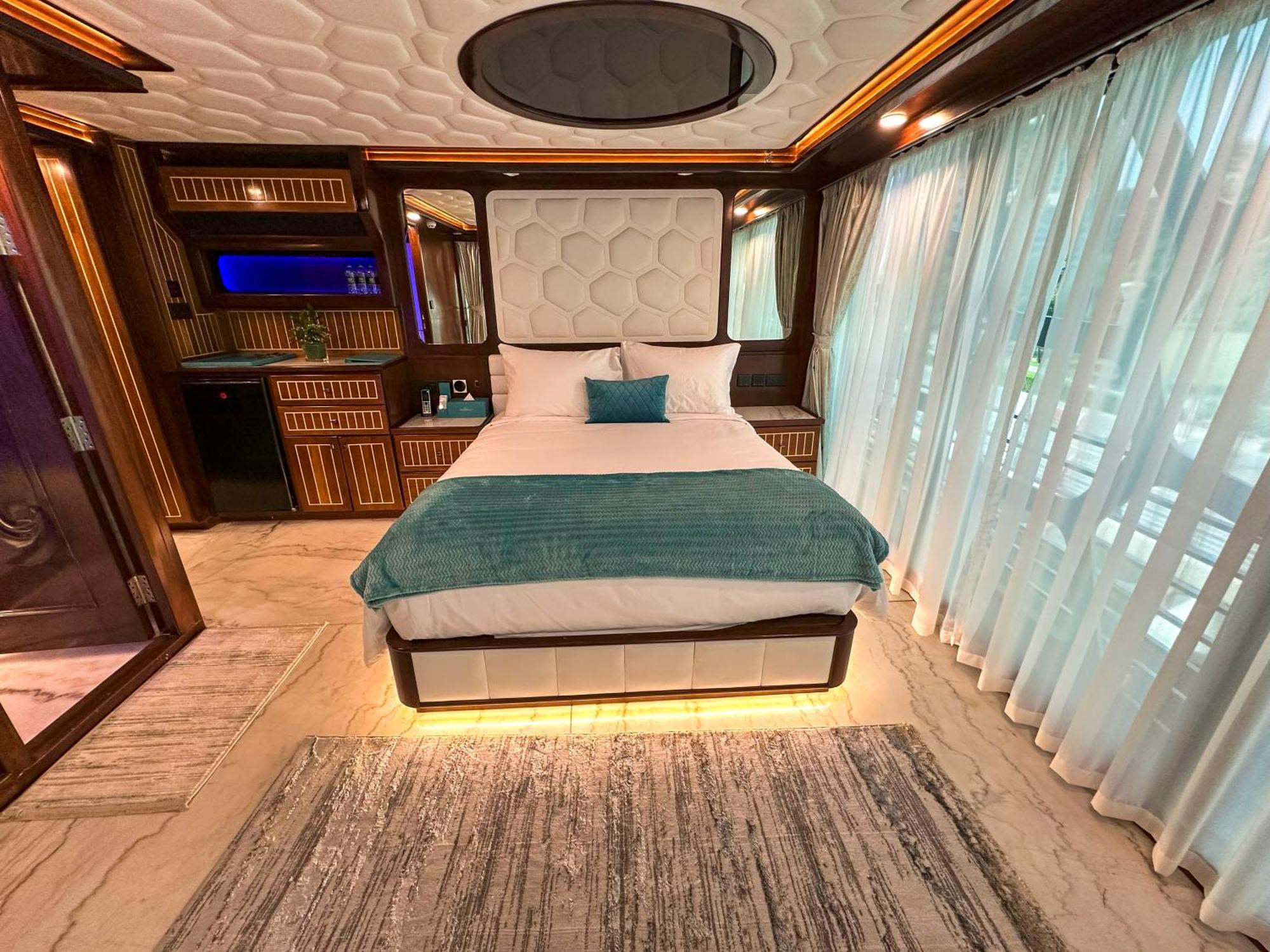 Overnight Super Yacht - Orchid * Abu Dhabi